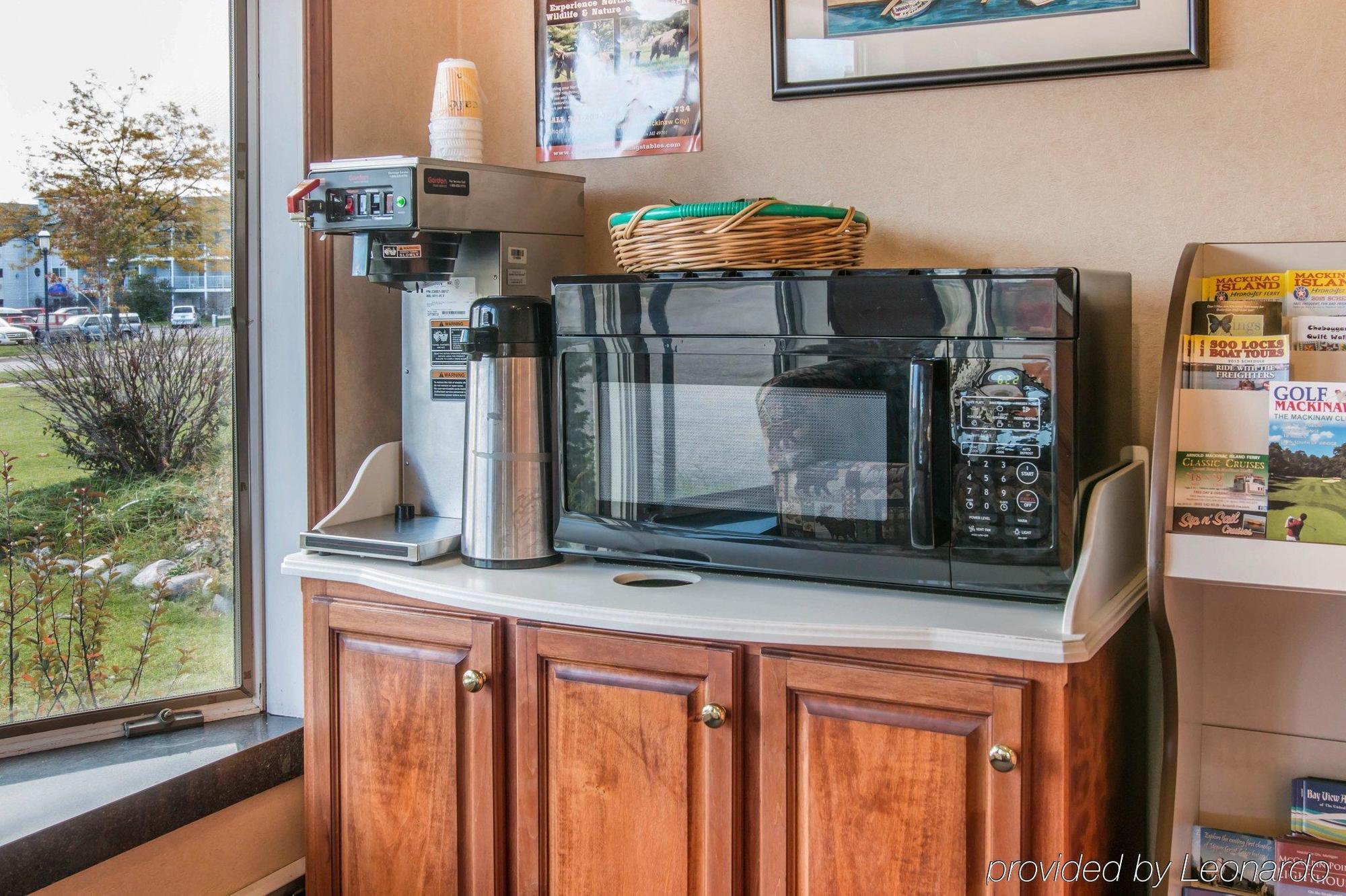 Econo Lodge Bayview Mackinaw City Esterno foto