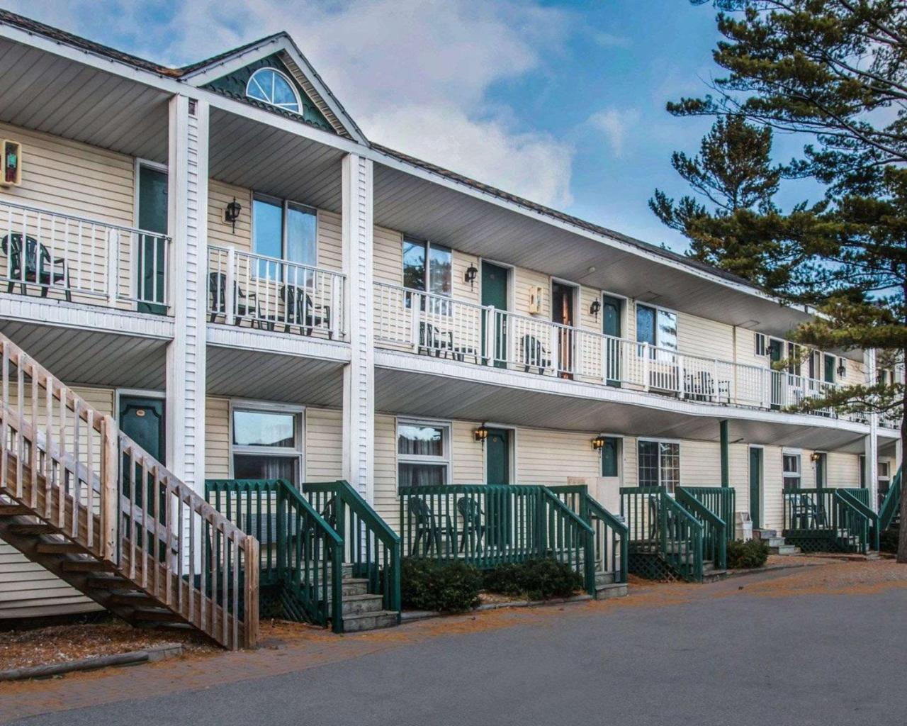 Econo Lodge Bayview Mackinaw City Esterno foto