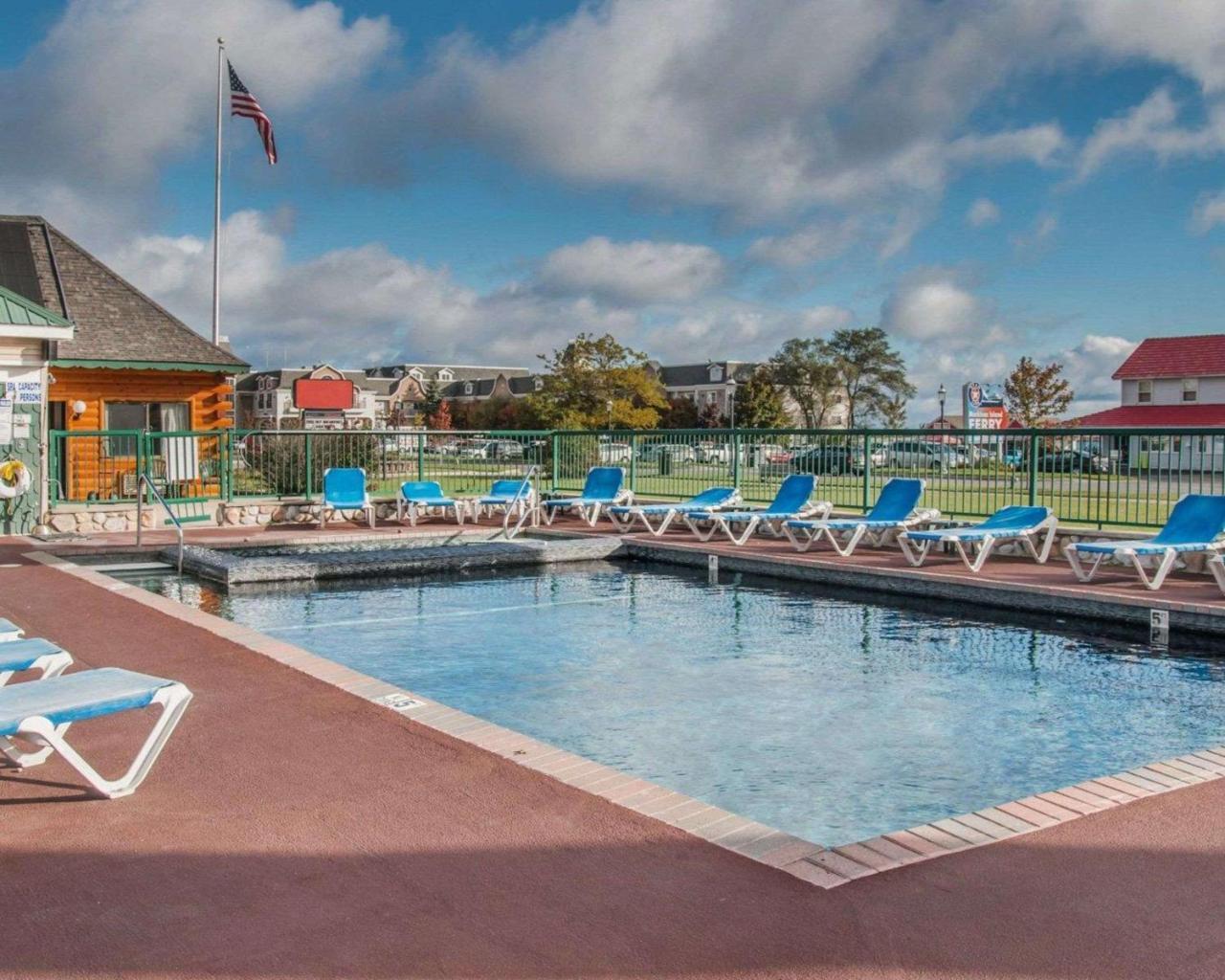Econo Lodge Bayview Mackinaw City Esterno foto