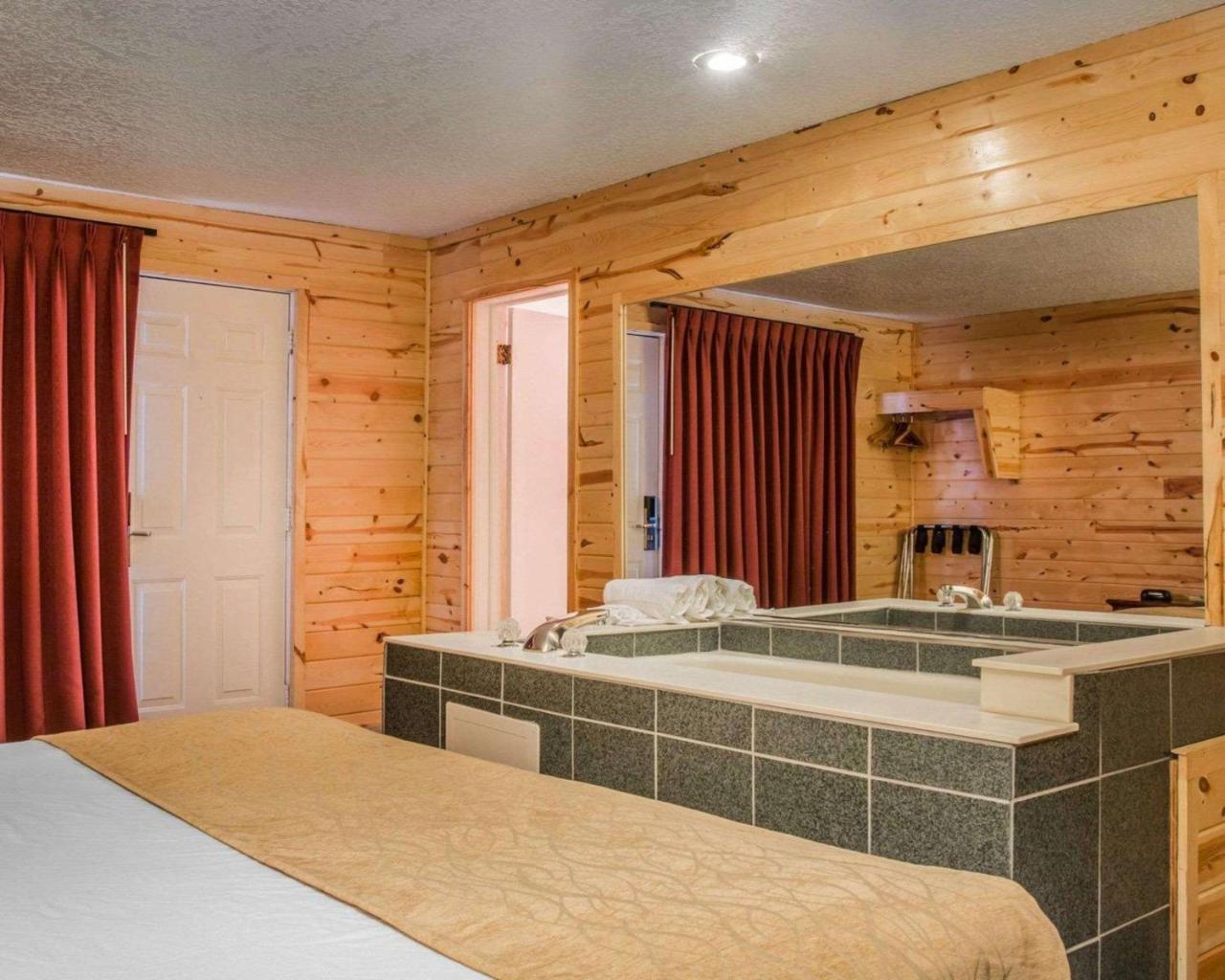Econo Lodge Bayview Mackinaw City Esterno foto