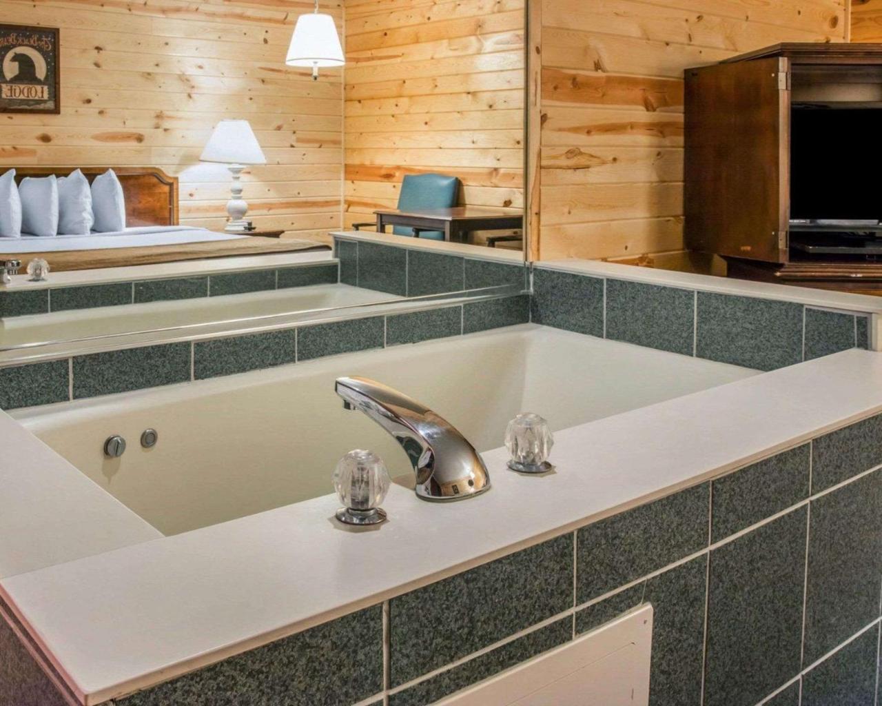 Econo Lodge Bayview Mackinaw City Esterno foto